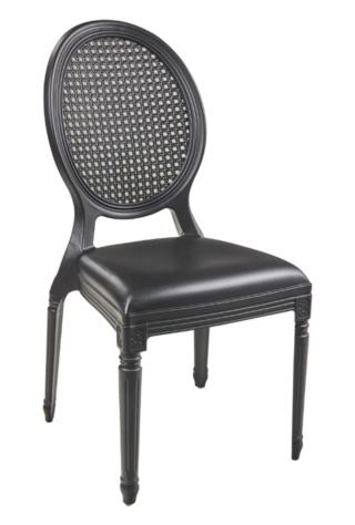 Franzè la versatile sedia di Novità Home, adatta per ogni ambiente interno o esterno. Il suo design moderno e funzionale si integra in ogni contesto grazie al suo materiale resistente e al suo elegante colore nero. È realizzata in PP e impilabile per poterla riporre in poco spazio quando non serve. Prezzo 99 euro, venduta in set da quattro sedie. https://novitahome.com/