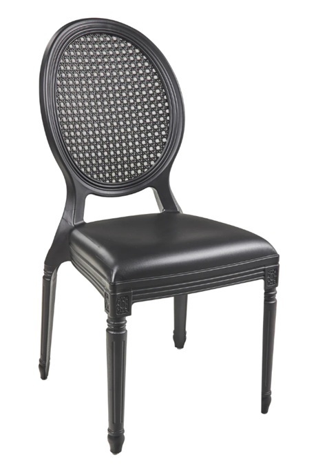 Franzè la versatile sedia di Novità Home, adatta per ogni ambiente interno o esterno. Il suo design moderno e funzionale si integra in ogni contesto grazie al suo materiale resistente e al suo elegante colore nero. È realizzata in PP e impilabile per poterla riporre in poco spazio quando non serve. Prezzo 99 euro, venduta in set da quattro sedie. https://novitahome.com/