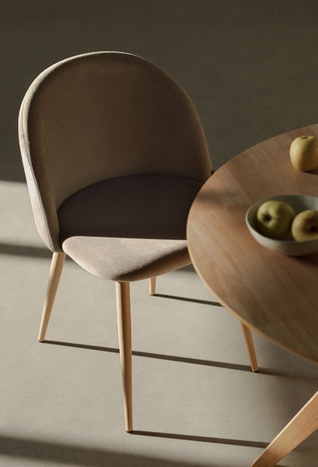 La sedia da pranzo Kana di Sklum è un pezzo dalle linee semplici e curve con un tocco morbido e piacevole grazie al rivestimento in velluto. Le sue gambe in acciaio che imitano il legno le conferiscono un tocco contemporaneo; la combinazione del sedile con l'intelligente disposizione delle gambe rendono Kana sedia snella e allo stesso tempo robusta. Il suo stile funzionale e raffinato permettono di abbinarla a qualsiasi stile di arredamento. Prezzo 42,95 euro. www.sklum.com