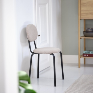 La sedia Malt di Jysk è una sedia da pranzo dal design semplice e moderno, caratterizzata da una seduta e schienale imbottiti in tessuto color sabbia con gambe nere in acciaio che offrono un contrasto elegante. È comoda grazie all’imbottitura in schiuma e adatta a spazi come cucina o sala da pranzo, pur restando leggera e facile da spostare. Richiede un montaggio fai-da-te e ha un buon rapporto qualità-prezzo. Prezzo 16,50 euro. https://jysk.it/