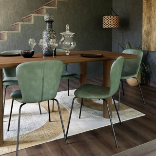 Mira è una sedia da pranzo in velluto e faggio firmata da Maisons du Monde. Le sue linee essenziali sono valorizzate dal colore morbido e rilassante del suo velluto, mentre le gambe sottili in acciaio nero creano un contrasto elegante con il tessuto colorato, rendendola adatta sia a interni moderni sia più classici. Prezzo 55,99 euro. www.maisonsdumonde.com