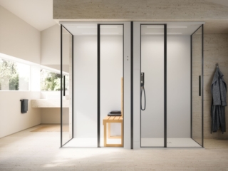 Skyfall Combi di Glass1989/RONAL BATHROOM combina un modulo sauna a infrarossi con un modulo doccia-hammam multifunzionale. Il modulo doccia è composto da piatto doccia H3 cm, parete di fondo, parete attrezzata e tettuccio con soffione integrato in PlyLite bianco opaco materico. Ha mensola multifunzione in HardLite bianco opaco con miscelatore termostatico, deviatore e doccetta in finitura cromo o nero opaco. La chiusura con porta pivot può avere profili cromo o nero opaco e ha cristallo trasparente 6 mm con trattamento anticalcare. Nella versione STEAM (doccia-hammam) si aggiunge un generatore vapore con comando on/off ed erogatore vapore, dotato di cromoterapia a LED su tettuccio e bluetooth con cassa a vibrazione. Il modulo sauna è proposto con tettuccio con luce LED bianca integrata, parete radiante, parete attrezzata con lampada a infrarossi e cover lampada in Ayous, seduta in Ayous e piatto in PlyLite H3 cm. La chiusura è con porta pivot con profili cromo o nero opaco e cristallo trasparente da 6 mm con trattamento anticalcare. La sauna Skyfall sfrutta la potenza dei raggi infrarossi e offre una sensazione simile a quella che si prova prendendo il sole. Mentre i raggi infrarossi della lampada penetrano nel corpo direttamente attraverso l'epidermide, la parete radiante sviluppa un piacevole calore che aumenta il benessere. È disponibile nelle larghezze 200, 220 e 240 x P 80 x H 211 cm. Prezzo da rivenditore. www.glass1989.it