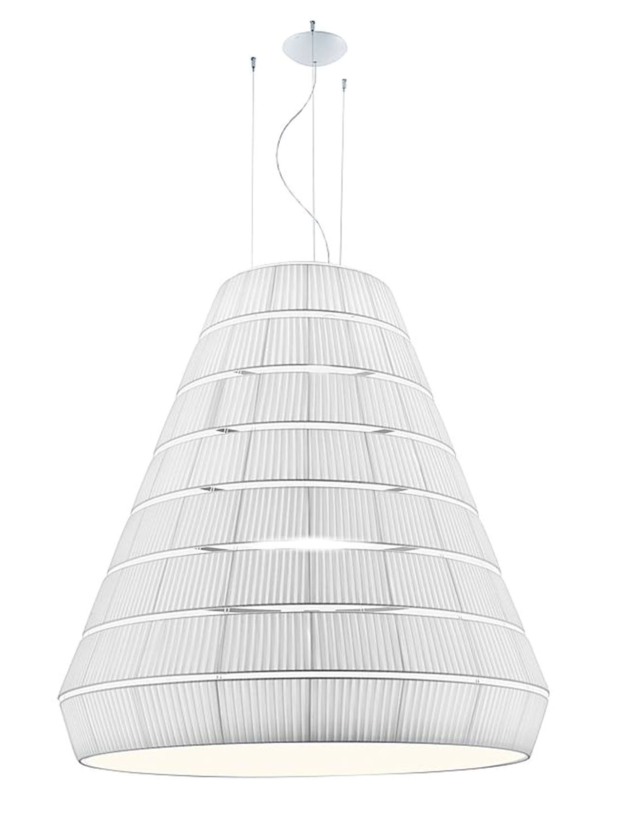 Splaye di Axolight  ha la struttura in metallo e il paralume in tessuto fonoassorbente che permette di ridurre i rumori fino al 47%. Misura Ø 117 x H 133/433 cm e costa 4.890 euro + Iva. www.axolight.com