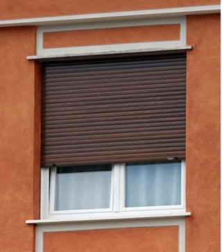 Ha corazza esterna in alluminio estruso la tapparella Superevo di Testudo, accoppiata a un profilo interno in PVC. È dotata di serratura con chiave o con sistema automatico di bloccaggio Systemblock, che oppone una forte resistenza ai tentativi di sollevamento. Ha la certificazione antieffrazione in classe 3. La verniciatura con speciali smalti a polveri poliestere termoindurenti soddisfa qualsiasi esigenza cromatica e ne mantiene inalterato il colore nel tempo. www.testudo.it Ha corazza esterna in alluminio estruso la tapparella Superevo di Testudo, accoppiata a un profilo interno in PVC. È dotata di serratura con chiave o con sistema automatico di bloccaggio Systemblock, che oppone una forte resistenza ai tentativi di sollevamento. Ha la certificazione antieffrazione in classe 3. La verniciatura con speciali smalti a polveri poliestere termoindurenti soddisfa qualsiasi esigenza cromatica e ne mantiene inalterato il colore nel tempo. www.testudo.it