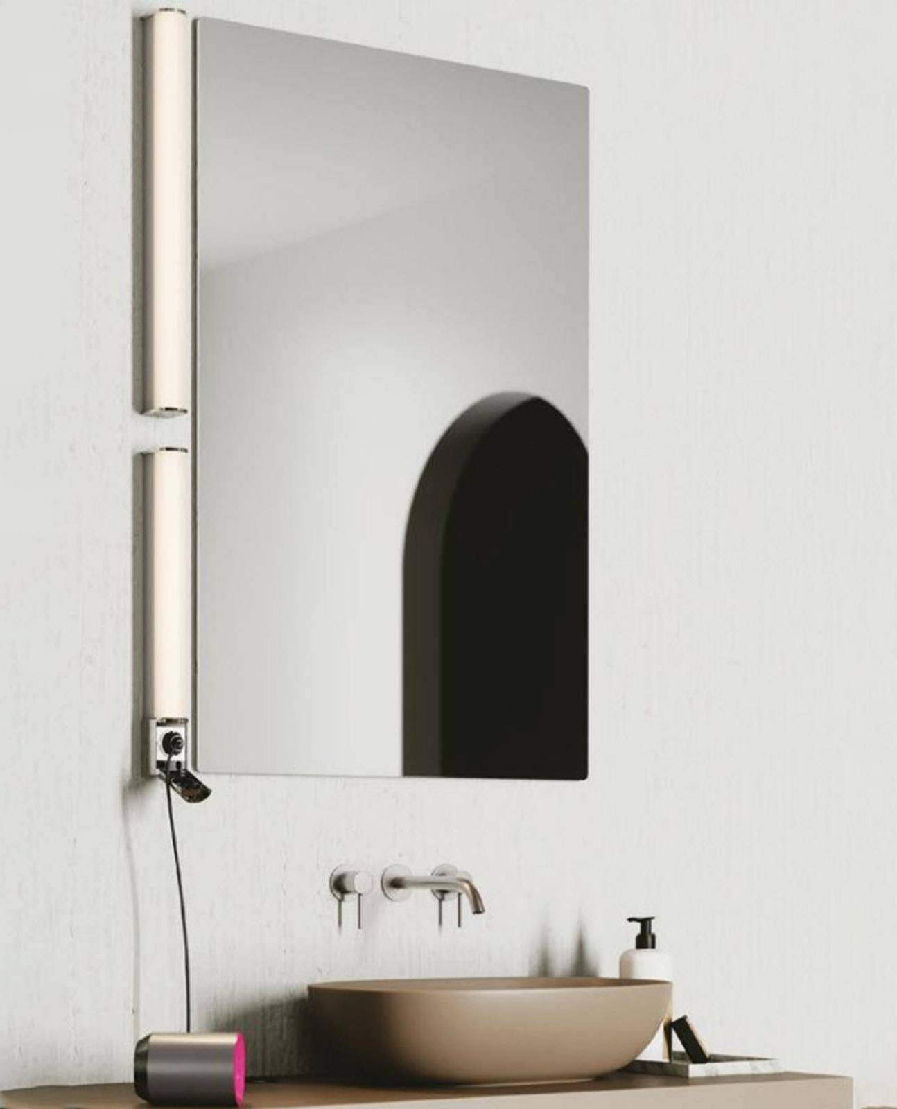 Pratica e funzionale la lampada applique Led di Deghi che incorpora una presa schuko alla base, che permette di ottimizzare al meglio lo spazio in bagno, e consente di evitare scomodi riflessi nello specchio. É realizzata in policarbonato bianco e alluminio nella finitura cromata. Codice IP44. Misura L 49,2 x P 6,6 x H 5,9 cm. Prezzo 56 euro. https://www.deghi.it Pratica e funzionale la lampada applique Led di Deghi che incorpora una presa schuko alla base, che permette di ottimizzare al meglio lo spazio in bagno, e consente di evitare scomodi riflessi nello specchio. É realizzata in policarbonato bianco e alluminio nella finitura cromata. Codice IP44. Misura L 49,2 x P 6,6 x H 5,9 cm. Prezzo 56 euro. https://www.deghi.it