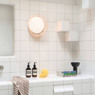 L'applique Squish di Ideal Lux è composta da una base in metallo e da un doppio diffusore realizzato in policarbonato: quello interno nella finitura opale satinato, quello esterno trasparente. È caratterizzata da una luce a Led ed è disponibile in tre formati. Codice IP20. Misura L 34,4 x P P 31,1 x H 12,5 cm, L 48 x P 43,2 x H 12,5 cm e L 64,3 x P 57,4 x H 17,8 cm. Prezzo a partire da 110 euro. https://www.ideal-lux.com/it L'applique Squish di Ideal Lux è composta da una base in metallo e da un doppio diffusore realizzato in policarbonato: quello interno nella finitura opale satinato, quello esterno trasparente. È caratterizzata da una luce a Led ed è disponibile in tre formati. Codice IP20. Misura L 34,4 x P P 31,1 x H 12,5 cm, L 48 x P 43,2 x H 12,5 cm e L 64,3 x P 57,4 x H 17,8 cm. Prezzo a partire da 110 euro. https://www.ideal-lux.com/it