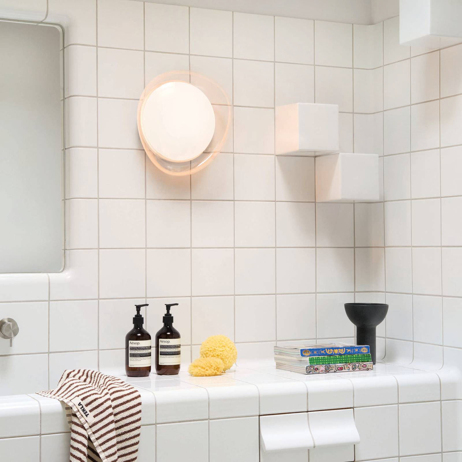 L'applique Squish di Ideal Lux è composta da una base in metallo e da un doppio diffusore realizzato in policarbonato: quello interno nella finitura opale satinato, quello esterno trasparente. È caratterizzata da una luce a Led ed è disponibile in tre formati. Codice IP20. Misura L 34,4 x P P 31,1 x H 12,5 cm, L 48 x P 43,2 x H 12,5 cm e L 64,3 x P 57,4 x H 17,8 cm. Prezzo a partire da 110 euro. https://www.ideal-lux.com/it L'applique Squish di Ideal Lux è composta da una base in metallo e da un doppio diffusore realizzato in policarbonato: quello interno nella finitura opale satinato, quello esterno trasparente. È caratterizzata da una luce a Led ed è disponibile in tre formati. Codice IP20. Misura L 34,4 x P P 31,1 x H 12,5 cm, L 48 x P 43,2 x H 12,5 cm e L 64,3 x P 57,4 x H 17,8 cm. Prezzo a partire da 110 euro. https://www.ideal-lux.com/it