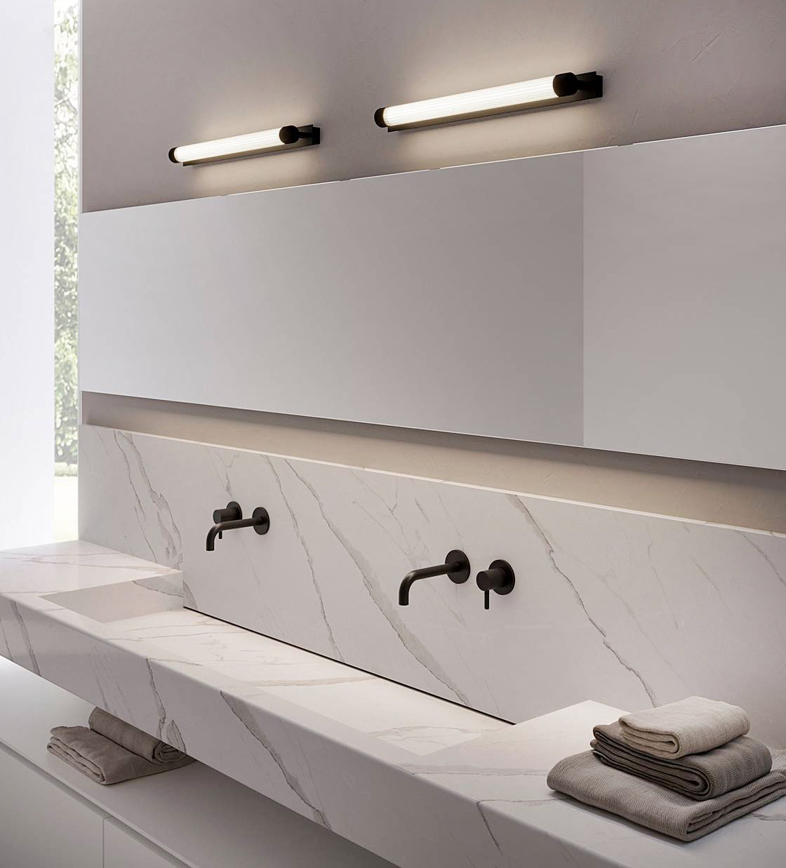 Sono posizionate sopra il lungo specchio del bagno le applique Charmer di OLEV: sono dotate di luce a LED e di un diffusore cilindrico in vetro cannettato/borosilicato con sottili righe che permettono alla luce di filtrare senza abbagliare. Possono essere posizionate sia in verticale sia in orizzontale. Codice IP44. Misurano L 60 x P 9,5 x H 5,5 cm. Prezzo a partire da 719,80 euro cad. https://www.olevlight.com Sono posizionate sopra il lungo specchio del bagno le applique Charmer di OLEV: sono dotate di luce a LED e di un diffusore cilindrico in vetro cannettato/borosilicato con sottili righe che permettono alla luce di filtrare senza abbagliare. Possono essere posizionate sia in verticale sia in orizzontale. Codice IP44. Misurano L 60 x P 9,5 x H 5,5 cm. Prezzo a partire da 719,80 euro cad. https://www.olevlight.com