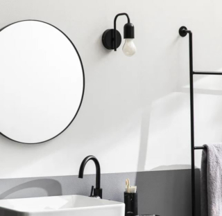 Semplice ed essenziale l'applique da bagno Varela di Inspire (Ref. 85001288) in vendita da Leroy Merlin: ha la struttura realizzata in metallo verniciato nero. Ha 5 anni di garanzia. Codice IP44. Misura L 9 x P 15,8 x H 6 cm. Prezzo 13,49 euro. https://www.leroymerlin.it Semplice ed essenziale l'applique da bagno Varela di Inspire (Ref. 85001288) in vendita da Leroy Merlin: ha la struttura realizzata in metallo verniciato nero. Ha 5 anni di garanzia. Codice IP44. Misura L 9 x P 15,8 x H 6 cm. Prezzo 13,49 euro. https://www.leroymerlin.it
