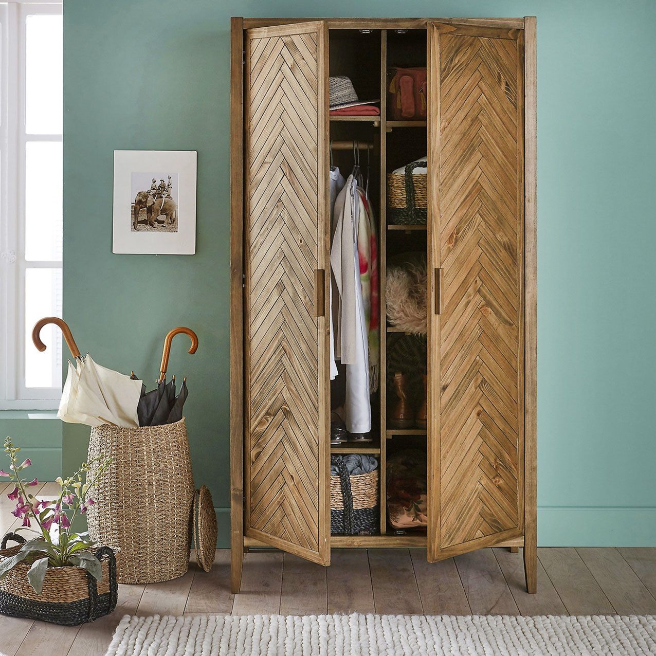 Ha due ante decorate da un motivo a spina di pesce l'armadio Nottingham di La Redoute Interieurs: è prodotto in pino massello cerato certificato FSC®. Misura L 100 x P 56,5 x H 201 cm. Prezzo 1.349 euro. www.laredoute.it