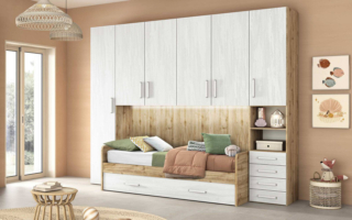 Sei ante e quattro cassetti, nella finitura effetto rovere cadiz e bianco neve,  per l'armadio a ponte Aurora di Mondo Convenienza che ospita un letto singolo dando vita ad una parete attrezzata. Inoltre, è presente un secondo letto estraibile per ospitare gli amici. È prodotto in Italia e ha un ottimo rapporto qualità/prezzo. Misura L 294 x P 95 x H 245 cm. Prezzo 530 euro. https://www.mondoconv.it