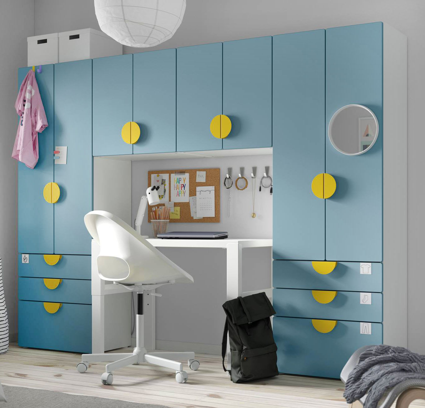 Una colorazione allegra per il grande armadio a ponte SMÅSTAD/PLATSA di Ikea Italia che accoglie la zona studio con la scrivania bianca: la profondità ridotta consente di inserirlo anche in camerette di dimensioni contenute. Le ante azzurre sono dotate di cerniere con chiusura ammortizzata e silenziosa e hanno gli angoli arrotondati. Lo spazio interno può essere organizzato e personalizzato in base alle necessità. Misura L 240 x P 42 x H 181 cm. Prezzo 548 euro. https://www.ikea.com