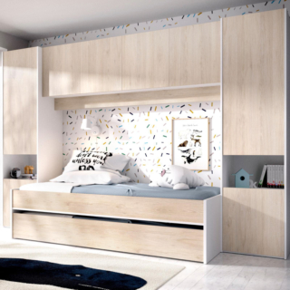 Ha le ante nella finitura legno chiaro la cameretta a ponte Kora di Deghi che, grazie al secondo letto estraibile, può ospitare due fratelli ottimizzando al meglio lo spazio. Il blocco contenimento è funzionale e pratico grazie ai numerosi vani chiusi da otto ante lisce. Misura L 303 x P 97 x H 203 cm. Prezzo 586 euro. https://www.deghi.it