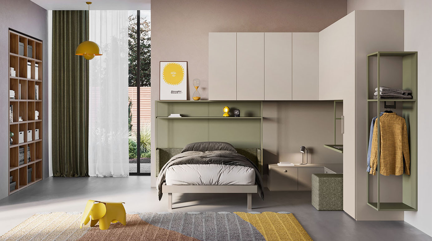La cameretta a ponte ad angolo Start P19 di Clever è dotata di un armadio battente componibile, di un letto con testiera contenitore, di basi a terra, di una colonna pensile con appendiabiti a vista, di una libreria componibile e di una piccola zona studio, con scrittoio sospeso, allestita nello spazio disponibile sotto l’armadiatura angolare sospesa. La composizione è personalizzabile nelle dimensioni, nelle finiture (melaminico e laccato), nei colori e negli elementi. Prezzo su progetto. https://www.clever.it
