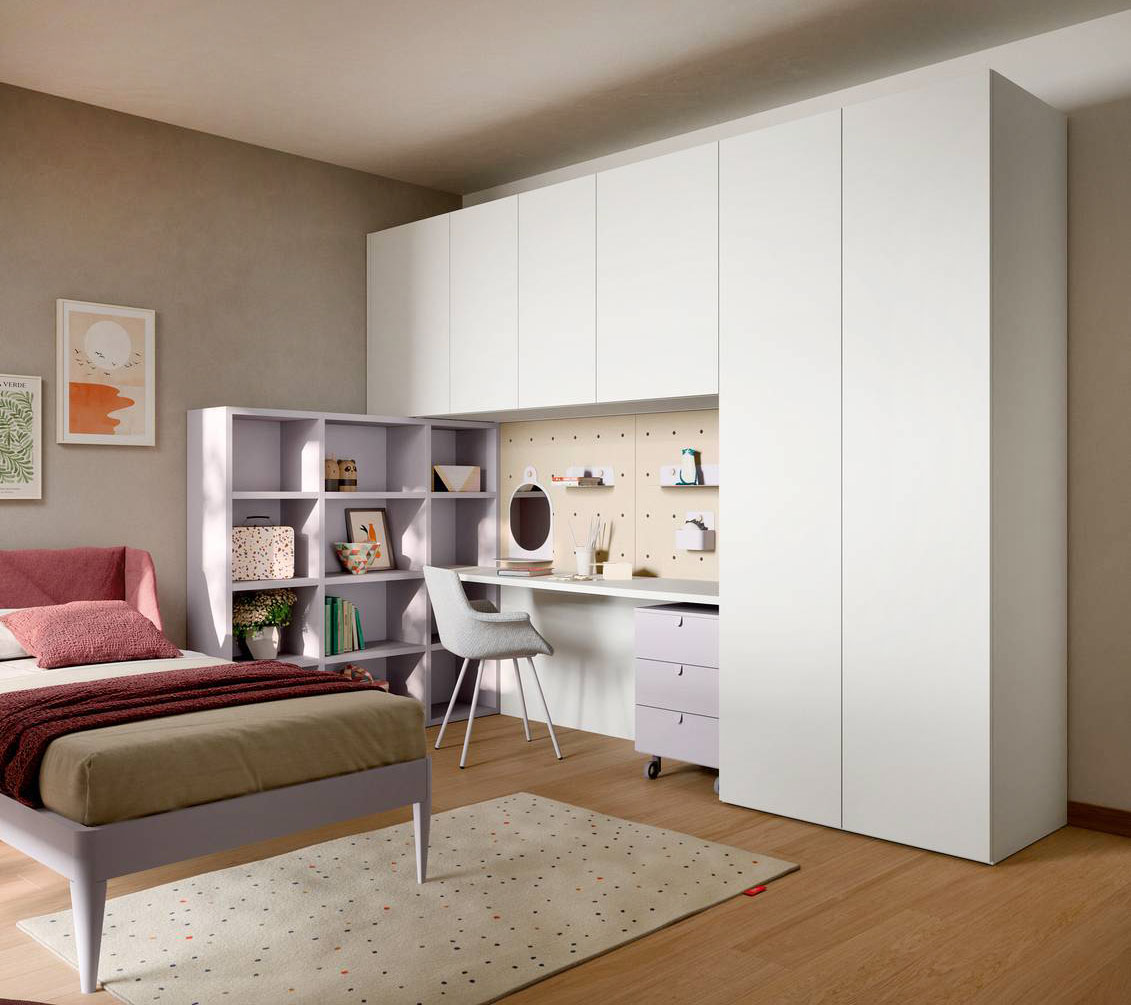 Permette di sfruttare al meglio lo spazio nella cameretta di dimensioni ridotte l'armadio battente a ponte che permette di creare una zona studio nella parte inferiore, inserendo lo scrittoio sagomato, la libreria modulare Holly, la boiserie Dots in legno naturale e la cassettiera su ruote e lasciando libero il centro stanza. Misure e prezzo su progetto. Il letto Nuk ha la testiera squadrata “ingentilita” dalla cuffia imbottita Club. Misura L 98 x P 209 x H 92 cm. Tutto di Nidi.  https://nidi.it