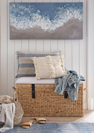 Multifunzione la cassapanca (Codice articolo: 94338195) di Bonprix completamente prodotta in giacinto d'acqua: può essere usata come contenitore e come seduta grazie al cuscino imbottito in dotazione. Misura L 82 x P 40,5 x H 46,5 cm. Prezzo 199,99 euro. www.bonprix.it