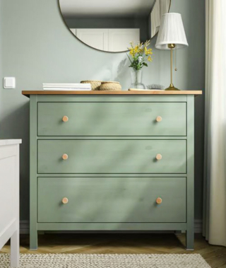 Una delicata sfumatura di verde per la cassettiera Hemnes di Ikea Italia realizzata in pino massiccio trattato con mordente; il piano e i pomoli nella finitura naturale danno vita ad un raffinato contrasto. Misura L 108 x P 50 x H 96 cm. Prezzo 229 euro. www.ikea.com