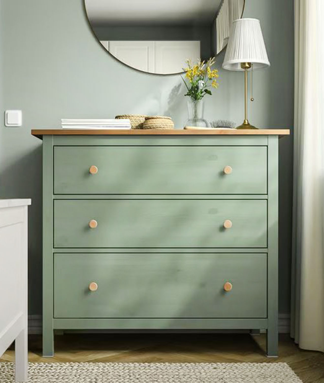 Una delicata sfumatura di verde per la cassettiera Hemnes di Ikea Italia realizzata in pino massiccio trattato con mordente; il piano e i pomoli nella finitura naturale danno vita ad un raffinato contrasto. Misura L 108 x P 50 x H 96 cm. Prezzo 229 euro. www.ikea.com
