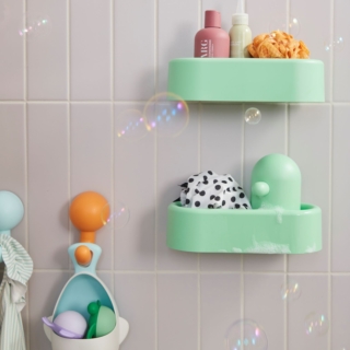 È pensato per il bagno dei bambini il cestino con ventosa verde chiaro Humlesjön di Ikea per tenere a portata di mano tutti i prodotti per l’igiene. Si può posizionare nella doccia o vicino al lavabo. Misura L 26 x P 13 x H 7 cm. Prezzo 5,95 euro. www.ikea.com