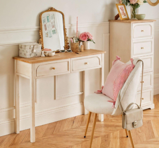 La consolle Charlotte di Deghi, con la struttura in legno verniciato beige e il top rettangolare in frassino naturale, può essere usata anche come toeletta in camera da letto. I pomoli sono in metallo nella preziosa finitura oro. Misura L 100 x P 35 x H 80 cm. Prezzo 137 euro. www.deghi.it