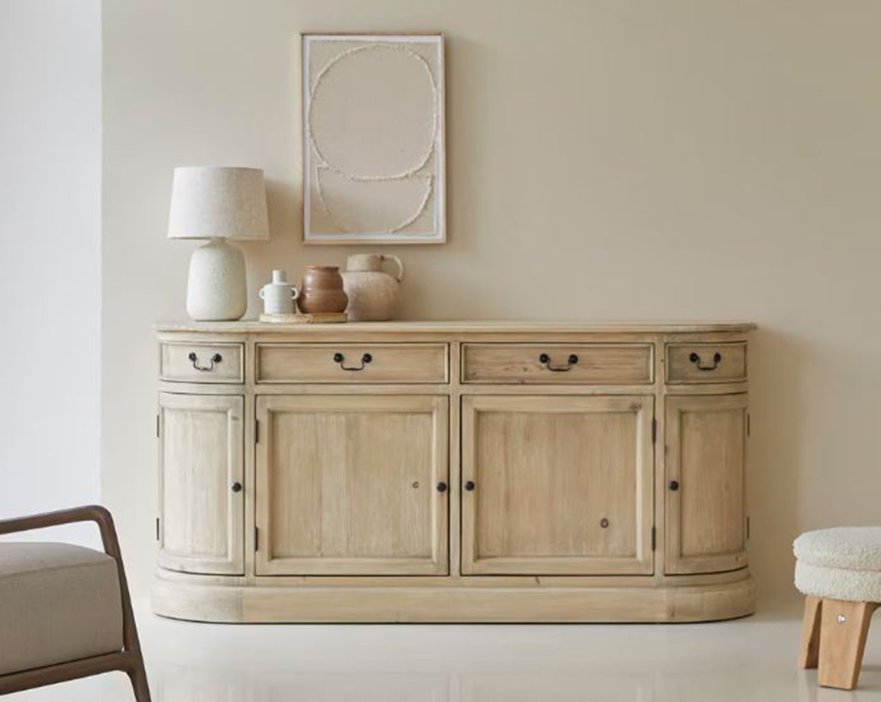 Ha gli angoli stondati la credenza Celeste di Tikamoon: è realizzata in legno di pino massello riciclato che dona alla superficie un aspetto vissuto. La linea si ispira ai modelli del passato come  la forma delle maniglie, dei pomoli e delle cerniere in metallo. Misura L 180 x P 50 x H 85 cm. Prezzo 1.199 euro. www.tikamoon.it