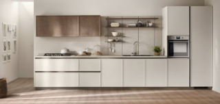 La cucina lineare Poetica di Scavolini è composta da basi e colonne dotate di ante telaio in legno di Frassino Riso e da pensili con ante in legno di Frassino Pecan; le gole e gli zoccoli nella finitura Titanio scandiscono la composizione. La boiserie Vertical System in laminato Street Beige è dotata di mensole in Frassino Pecan; il piano cucina è in laminato Street Beige. Prezzo su richiesta. https://www.scavolini.com