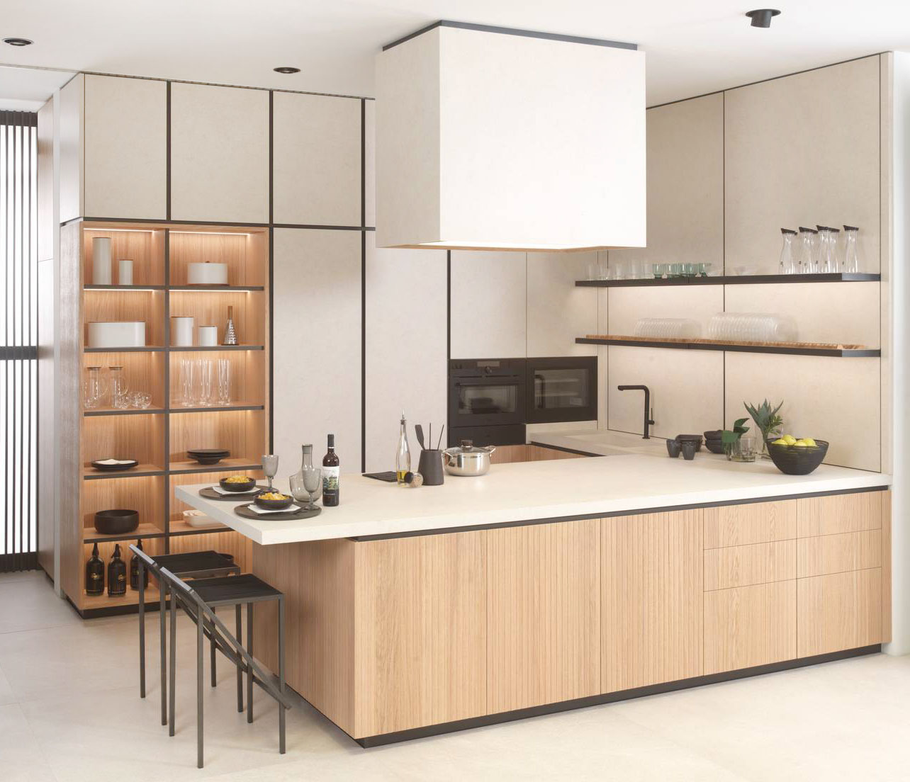 La cucina emotions® Smart Kitchen e7.30 di Porcelanosa abbina le basi con le ante scanalate impiallacciate rovere naturale al piano di lavoro beige, caratterizzato dalla tecnologia invisibile a doppia induzione che dà vita ad una superficie liscia e continua, priva di elementi cottura a vista. Le colonne coordinate nella finitura chiara danno vita ad una grande armadiatura a parete. Prezzo su richiesta. https://www.porcelanosa.com