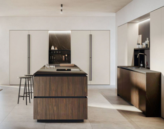 Si apre completamente sulla zona giorno la cucina Kali di Arredo3 che ha le basi della zona lavaggio in laminato noce bruno coordinate con il piano snack e con le mensole degli schienali attrezzati Open. Le colonne con moduli Maxxi fino a terra hanno volumi capienti, che celano contenitori attrezzati ed elettrodomestici, compresi quelli della lavanderia, e sono rivestite in laminato beige suede. Prezzo su richiesta. https://www.arredo3.com