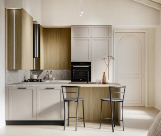 La cucina Alma di Arredo3 è compatta e funzionale. Le ante a telaio delle basi e delle colonne sono realizzate in PET riciclato opaco Pechino, un materiale PVC free, resistente, duraturo e pratico; il piano snack è in laminato rovere canapa. Prezzo su richiesta. https://www.arredo3.com