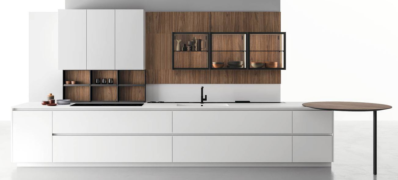 Nella cucina Zafferano di Valdesign le basi e i pensili, in Laccato opaco calce, danno vita ad un raffinato contrasto con la boiserie in Noce Naturale come il piano del tavolo snack in appoggio sul top in Corian Glacier White. Prezzo su richiesta. https://www.valdesigncucine.eu