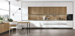 Abbina i moduli, con le ante lisce in Pet opaco Nebbia, ai pensili interni e allo schienale in termo strutturato Rovere Anice la cucina a portale Infinity di Stosa che si sviluppa linearmente sulla parete. https://www.stosacucine.com