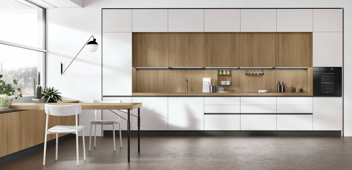Abbina i moduli, con le ante lisce in Pet opaco Nebbia, ai pensili interni e allo schienale in termo strutturato Rovere Anice la cucina a portale Infinity di Stosa che si sviluppa linearmente sulla parete. https://www.stosacucine.com