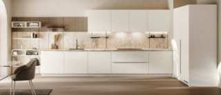 Si sviluppa linearmente la cucina Moda di Scavolini che è composta da basi e pensili con le ante in PET Bianco talco e dalla boiserie “Vertical System” in gres porcellanato Cristallo Macchiavecchia finitura Rain e in impiallacciato Rovere Dune, attrezzabile con vari elementi. Prezzo su richiesta. https://www.scavolini.com