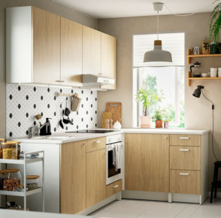 Compatta e funzionale la cucina angolare composta dai moduli KNOXHULT di Ikea Italia con i frontali delle ante in melammina effetto rovere abbinati alla struttura bianca. Il piano di lavoro in laminato è resistente e facile da pulire. Misura L 243/164 x P 62 x H 222 cm. Prezzo 476 euro. https://www.ikea.com