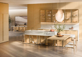 La cucina Margo Antis di Euromobil abbina il rovere sabbiato al marmo Bianco di Carrara dell'isola che include il lavello integrato. Il vetro extrachiaro trasparente del sistema Levitas, che definisce gli elementi modulari delle basi e dei pensili, e della gamba, quasi invisibile, che sostiene il piano snack rettangolare alleggerisce la composizione. Un modulo base Margo da 60 cm, prezzo a partire da 548 euro + Iva. https://www.gruppoeuromobil.com/it