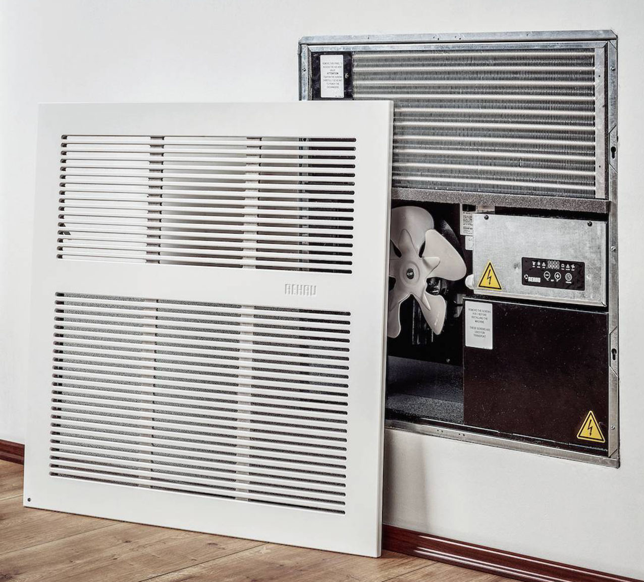 La gamma di deumidificatori a condensazione
di REHAU, a parete e soffitto, assicura un clima bilanciato ed è studiata per integrarsi ai sistemi di raffrescamento radiante. La griglia di copertura è in Mdf laccato. Da 2.190 euro + Iva. www.rehau.com