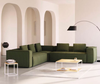 Può accogliere sei persone il divano Blok di Kave Home: ha una linea compatta e squadrata messa in evidenza dal colore verde scuro del rivestimento in velluto a coste spesso, morbido al tatto e super resistente. Misura L 320 x P 100/320 x H 69 cm. Prezzo 2.740 euro. https://kavehome.com