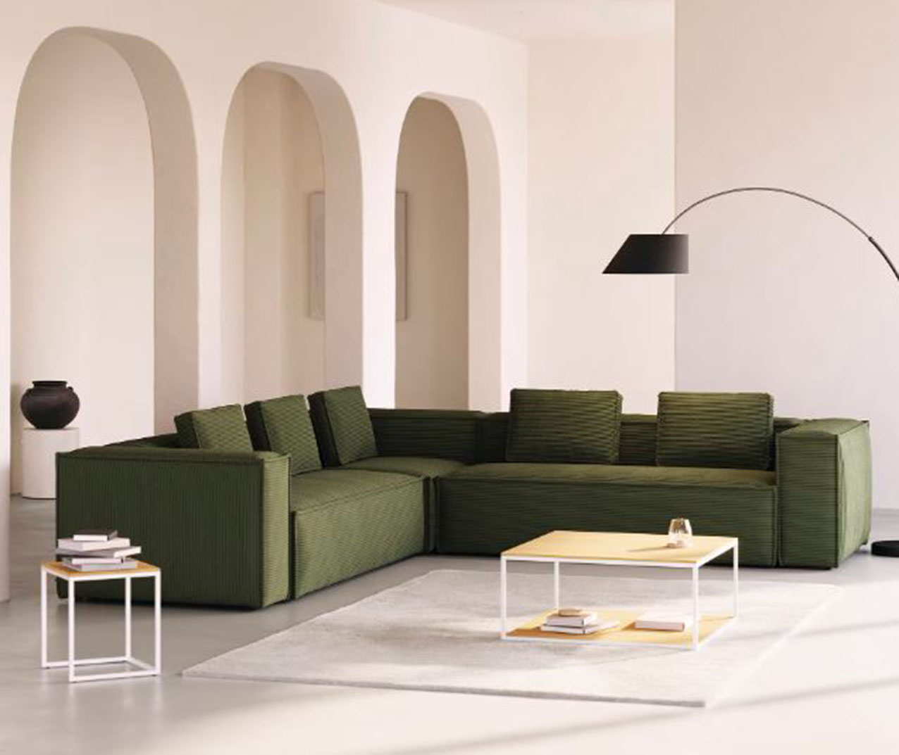 Può accogliere sei persone il divano Blok di Kave Home: ha una linea compatta e squadrata messa in evidenza dal colore verde scuro del rivestimento in velluto a coste spesso, morbido al tatto e super resistente. Misura L 320 x P 100/320 x H 69 cm. Prezzo 2.740 euro. https://kavehome.com