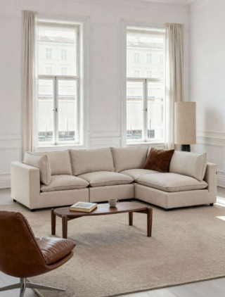 Può essere collocato in un soggiorno sia classico sia moderno il divano modulare ad angolo Daniela di Sklum: è rivestito in tessuto Beige Crema trattato per respingere l'acqua. La struttura interna è realizzata in legno di eucalipto e imbottita in schiuma. Misura L 270 x P 175 x H 85 cm. Prezzo 1.189,90 euro. https://www.sklum.com