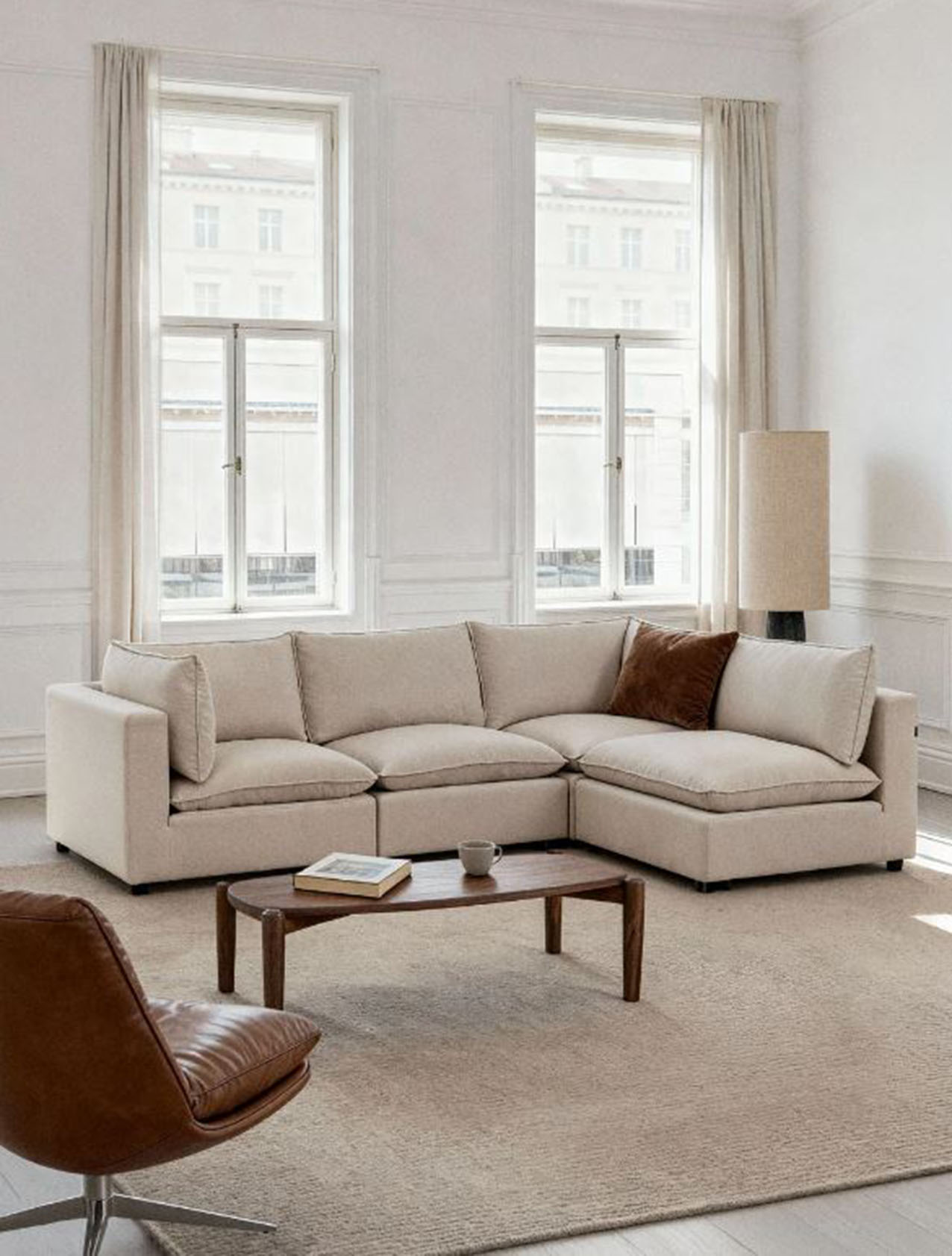 Può essere collocato in un soggiorno sia classico sia moderno il divano modulare ad angolo Daniela di Sklum: è rivestito in tessuto Beige Crema trattato per respingere l'acqua. La struttura interna è realizzata in legno di eucalipto e imbottita in schiuma. Misura L 270 x P 175 x H 85 cm. Prezzo 1.189,90 euro. https://www.sklum.com