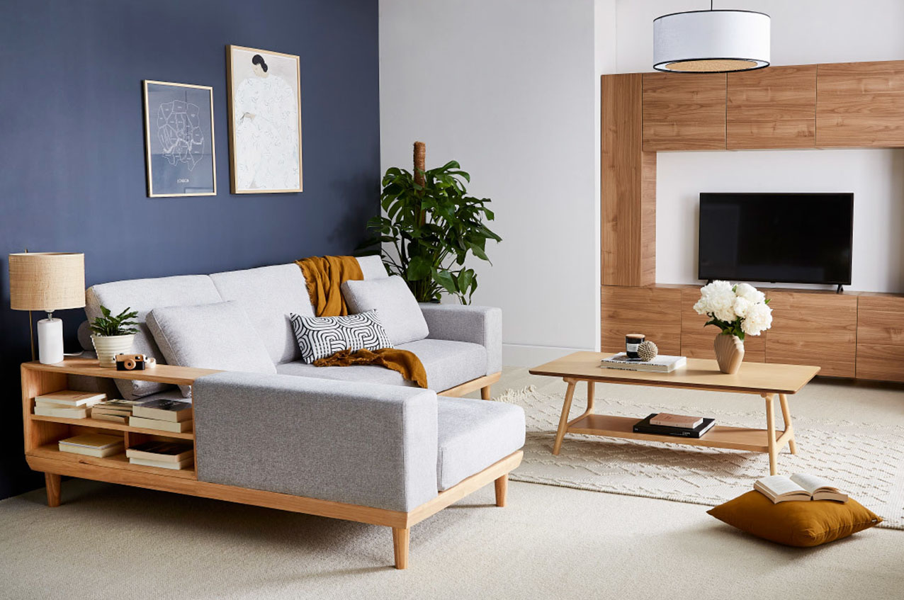 Permette di godersi un film in totale relax il divano Komao di Miliboo che, grazie alla sua forma ad angolo, permette di dare vita ad una zona conversazione nel living. Il design scandinavo è sottolineato dalla struttura in legno con due mensole integrate per avere telecomandi e libri sempre a portata di mano. Misura L 236 x P 87/171 x H 85,5 cm. Prezzo 1.599,99 euro. https://www.miliboo.it