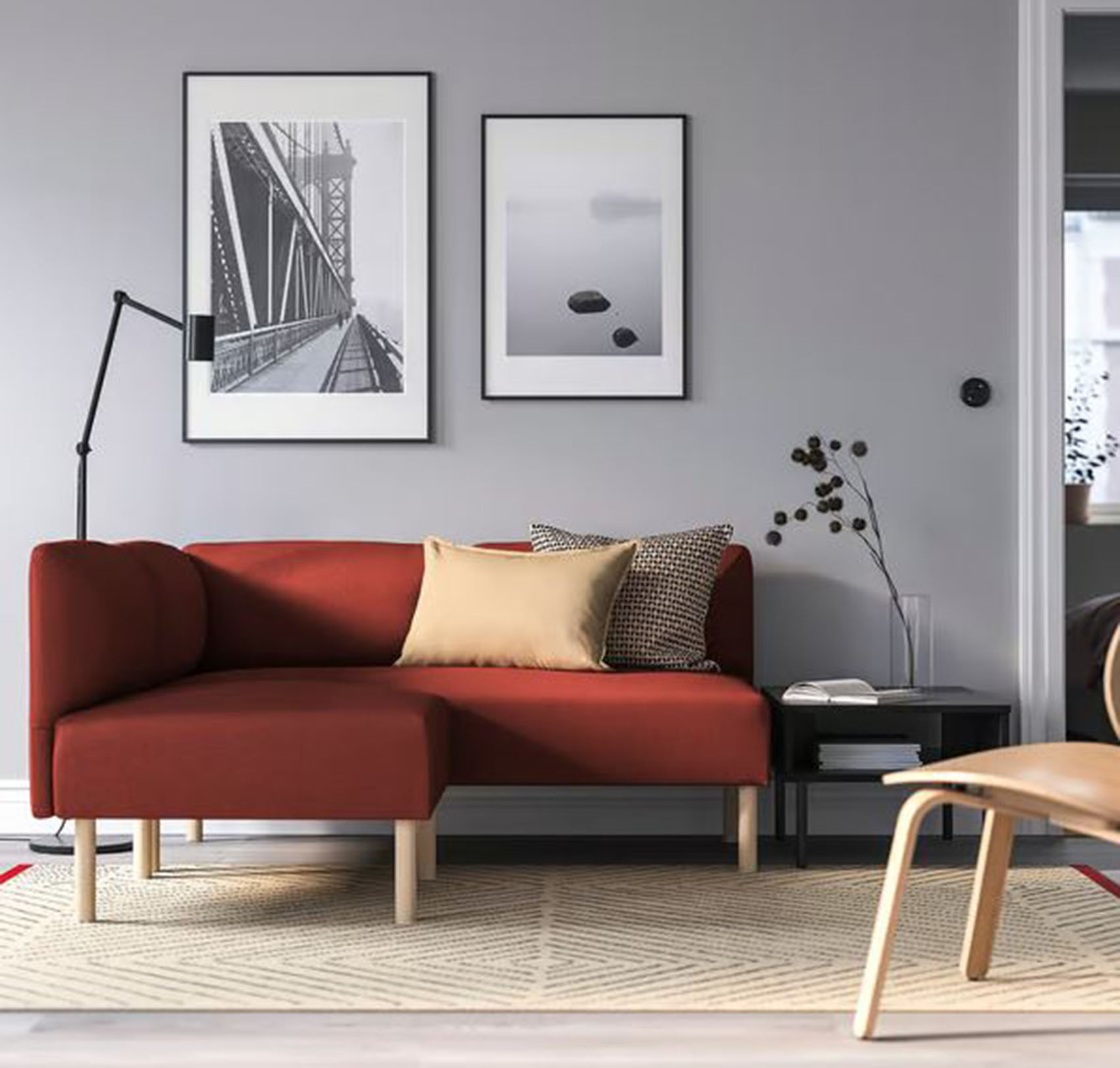 Piccolo e compatto il divano angolare componibile Lillehem di Ikea che può essere posizionato anche in un ambiente di dimensioni contenute, a parete o al centro della stanza. Il rivestimento sfoderabile, in tessuto Gunnared in un'intensa sfumatura di rosso, lo trasforma nel protagonista indiscusso del living. Le gambe sono realizzate in legno di faggio massiccio. Misura L 148 / 148 x P 76 x H 73 cm. Prezzo 560 euro. https://www.ikea.com