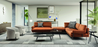 Design contemporaneo per l'ampio divano ad angolo Mies Roll di Calligaris che è reso confortevole dalle sedute particolarmente profonde che permettono di rilassarsi completamente. La modularità e l'ampia gamma di tessuti disponibili per il rivestimento permettono di personalizzarlo. Il terminale maxi misura L 210 x P 95 x H 80 cm. Prezzo a partire da 2.191 euro. L'angolo Quadro misura L 95 x P 95 x H 80 cm. Prezzo a partire da 1.771 euro. Il laterale due posti misura L 188 x P m95 x H 80 cm. Prezzo a partire da 2.475 euro. https://www.calligaris.com