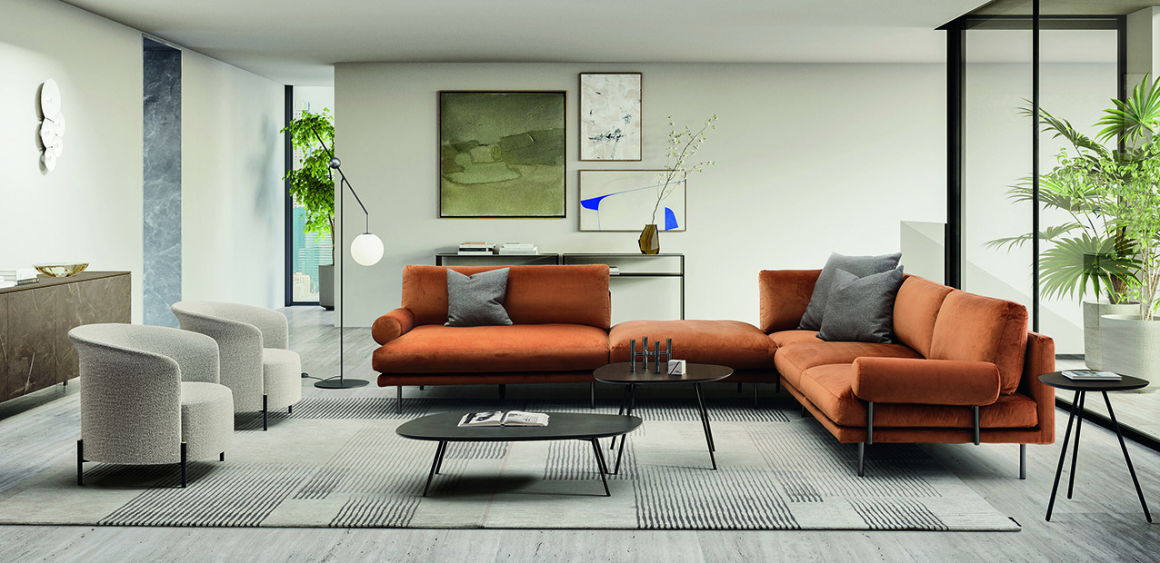 Design contemporaneo per l'ampio divano ad angolo Mies Roll di Calligaris che è reso confortevole dalle sedute particolarmente profonde che permettono di rilassarsi completamente. La modularità e l'ampia gamma di tessuti disponibili per il rivestimento permettono di personalizzarlo. Il terminale maxi misura L 210 x P 95 x H 80 cm. Prezzo a partire da 2.191 euro. L'angolo Quadro misura L 95 x P 95 x H 80 cm. Prezzo a partire da 1.771 euro. Il laterale due posti misura L 188 x P m95 x H 80 cm. Prezzo a partire da 2.475 euro. https://www.calligaris.com