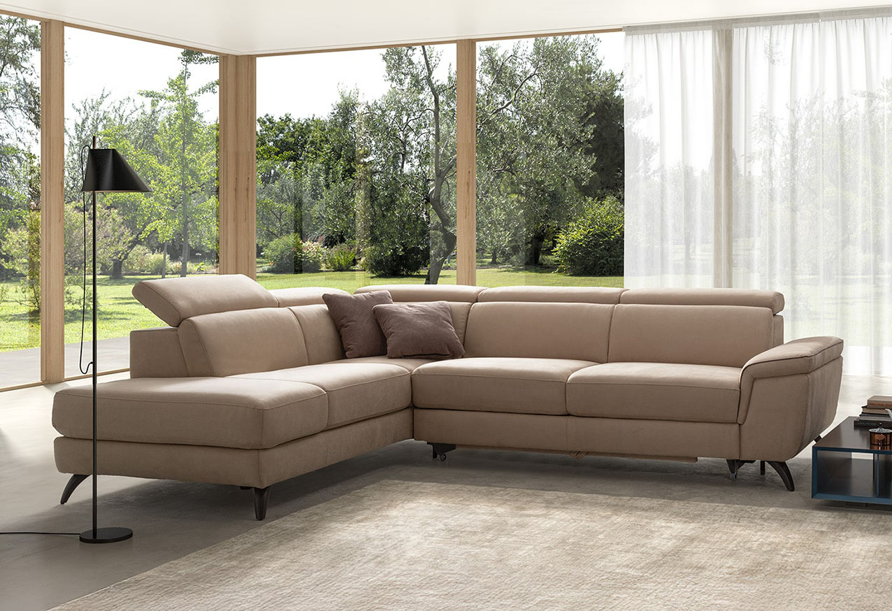 La raffinata colorazione beige del rivestimento trasforma il divano ad angolo Tiberio di Dondi Salotti in un pezzo senza tempo, facile da ambientare. È composto da un terminale tre posti, un angolo e un posto pouf ed è dotato di comodi poggiatesta reclinabili. I piedini ad arco in metallo color titanio sollevano la struttura. Misura L 180/150 x P 104 x H 78/98 cm. Prezzo 4.095 euro.  https://www.dondisalotti.com