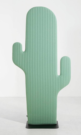Il divisorio freestanding BuzziCactus di BuzziSpace ha un'anima strutturale in cartone a nido d’ape ed è rivestito con BuzziFabric, un tessuto composto dal 70% di lana riciclata, 25% di poliacrilico riciclato e 5% di ritagli riciclati. Misura L 90 x P 49 x H 180 cm. Costa 1.841 euro. www.buzzi.space