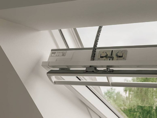 Le finestre per tetti elettriche e solari
di Velux gestiscono quantità di luce e aria pulita senza che si debbano  raggiungere fisicamente, grazie a più tipi di comando e alla gestione da remoto. www.velux.it
