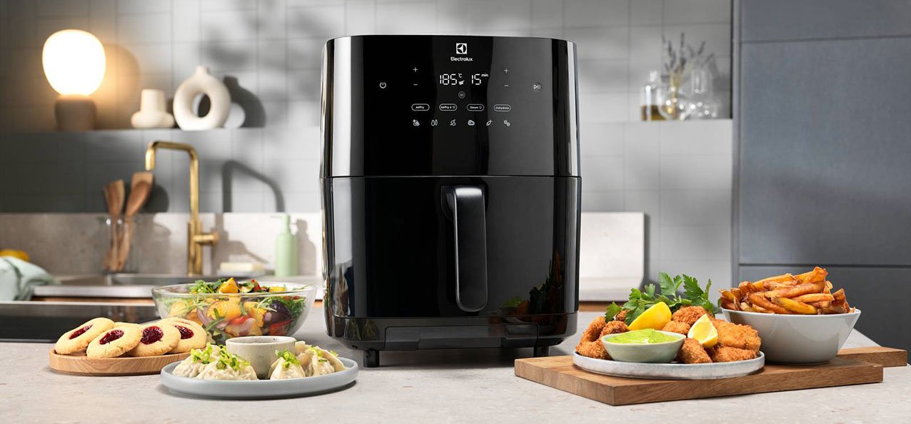 Dotata di due diverse modalità di cottura, la cottura ad aria per piatti croccanti, e quella a vapore per ricette più delicate, la friggitrice Serie 800 EAF7SB di Electrolux ha programmi preimpostati che rendono ogni preparazione semplice e veloce. Capiente 7 litri e con potenza di 1.700 watt, ha funzione per essiccare gli alimenti. Misura L 32,5 x P 44 x H 40 cm. Prezzo 249 euro. www.electrolux.it