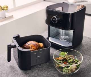 Capiente 6 litri, Air Fryer di Zwilling, ha sistema di doppio elemento riscaldante, superiore e inferiore, che garantisce una distribuzione uniforme del calore e ha funzione Water Spray che nebulizza automaticamente una leggera quantità d’acqua durante la cottura, mantenendo gli alimenti morbidi e succosi. È dotata di oblò trasparente con luce interna e di 12 programmi automatici, oltre alla possibilità di regolare manualmente temperatura e tempo. Misura L 36,5 x P 27 x H 34 cm. Prezzo 159 euro. www.zwilling.com