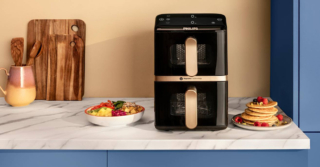 I due cestelli l’uno sopra l’altro in verticale consentono ad Airfryer Serie 4000 NA462/70 di Philips di occupare molto meno spazio sul piano di lavoro. Capiente 10 litri, funziona con tecnologia Rapid Air per risultati croccanti fuori e teneri dentro e la funzione timer sincronizza automaticamente i tempi di cottura dei 2 cestelli per avere pasti pronti nello stesso momento. Ha 13 diverse modalità di cottura e 6 programmi preimpostati. Misura L 24 x P47 x H 39 cm. Prezzo 229,99 euro. www.philips.it